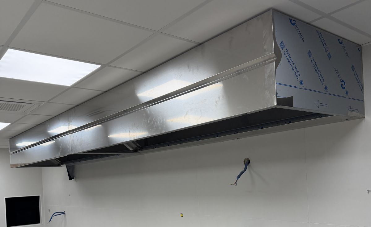photo CHET Distribution - Normes et bonnes pratiques pour installer sa hotte de cuisine professionnelle
